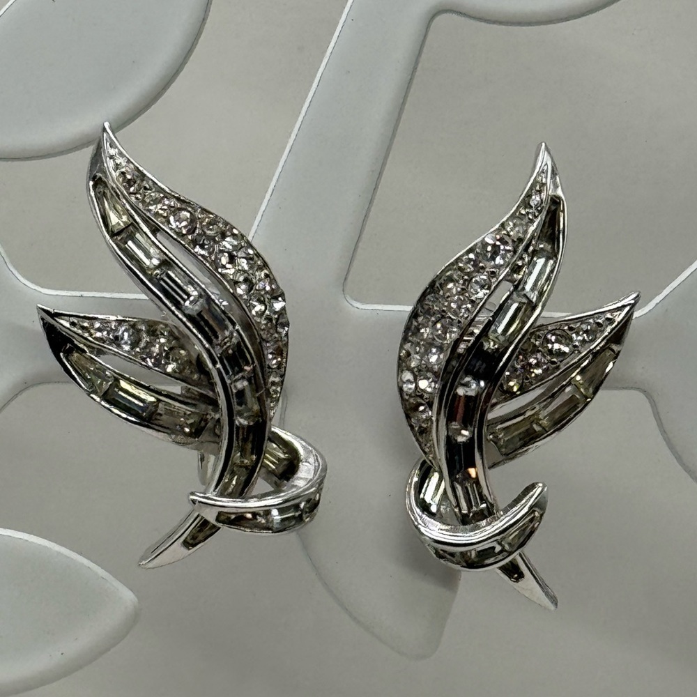 Boucher Vtg 60s Rhinestone Rhodium clip on Earrings
